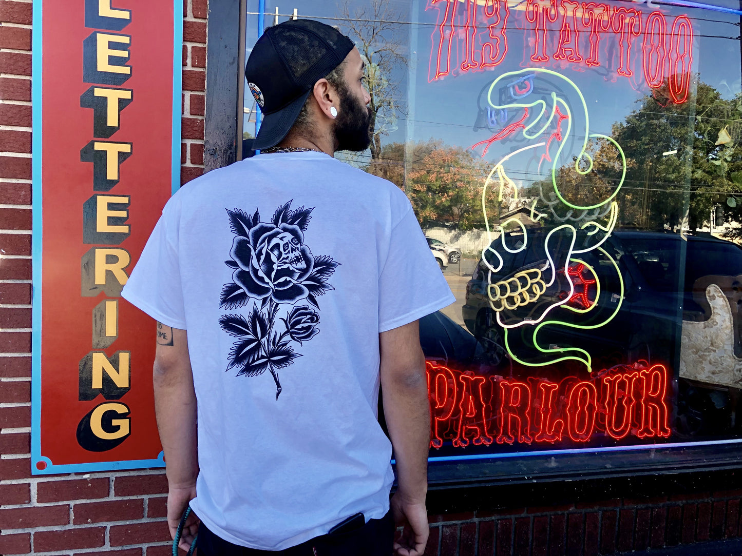WHITE SKULL ROSE TEE