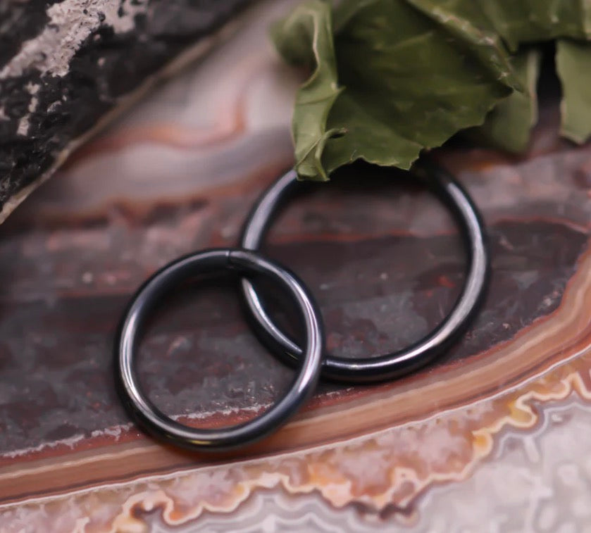BLACK FOREST JEWELRY - HIGH POLISH BLACK HINGED CLICKER - 14g - NIOBIUM